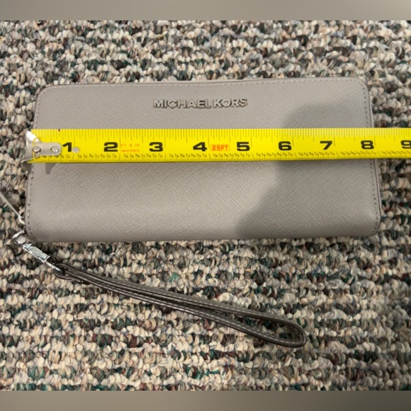 Michael Kors Jet Set Saffiano Laether  Large Wallet Wristlet Pearl Grey - Picture 10 of 12